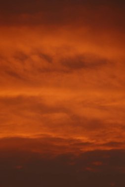 Gün batımında bulutlu gökyüzünün mükemmel arkaplanı