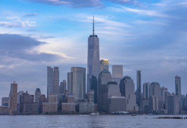 Manhattan 'ın güzel şehir manzarası, New York şehrinin silüeti ve Weehawken New Jersey' den rıhtımı