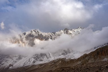 Karlı dağlarla kaplı güzel bir manzara.