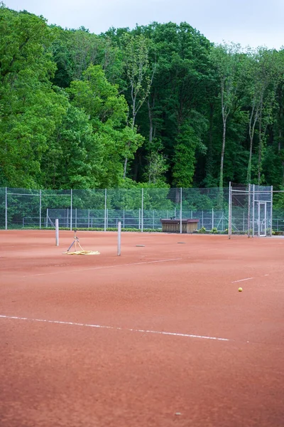 Parkın Ortasındaki Bir Tenis Sahasının Dikey Çekimi — Stok fotoğraf