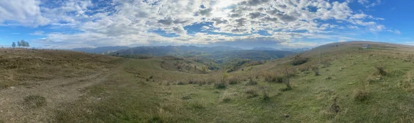 Een Prachtig Panorama Van Golvende Heuvelvelden Het Platteland Onder Een — Stockfoto