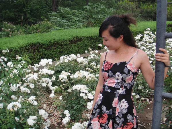 Uma Menina Flores Brancas Beijing Botanic Garden China — Fotografia de Stock