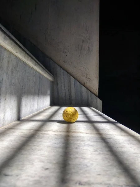 在石阶上垂直拍摄的黄球 — 图库照片