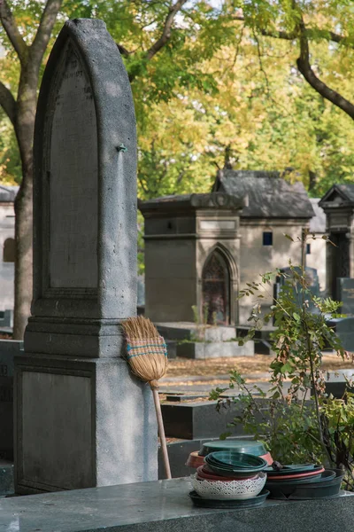 Vassoura Utensílios Plástico Numa Das Lápides Cemitério Pere Lachaise — Fotografia de Stock