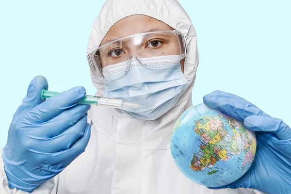 Lekarz Wstrzykujący Strzykawkę Szczepionką Coronavirus Planecie Ziemia Niebieskim Tle — Zdjęcie stockowe