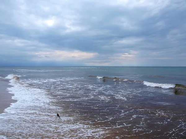 Мягкие Океанские Волны Пеной Облачным Небом — стоковое фото