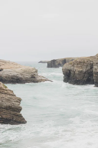 Eine Vertikale Aufnahme Der Klippen Und Des Meeres Einem Regnerischen — Stockfoto