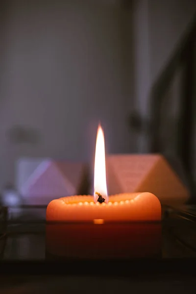 Brennende Kerze Dekorativem Tablett Mit Kerzenhalter Hintergrund — Stockfoto