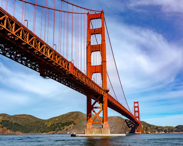 San Francisco Daki Golden Gate Köprüsünün Alçak Açılı Görüntüsü Mavi — Stok fotoğraf