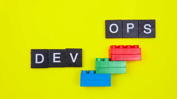 Концепция Devops Объединяет Разработку Программного Обеспечения Dev Операции Ops Сокращения — стоковое фото