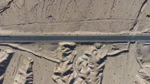 Una Vista Aérea Carretera Terreno Erosión Del Viento Qinghai —  Fotos de Stock