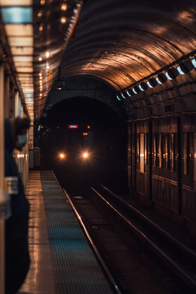 Disparo Vertical Tren Que Llega Estación Por Noche —  Fotos de Stock