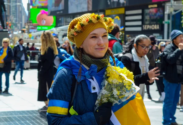 New York Times Meydanı Nda Ukrayna Dayanışma Göstermek Için Etrafında — Stok fotoğraf