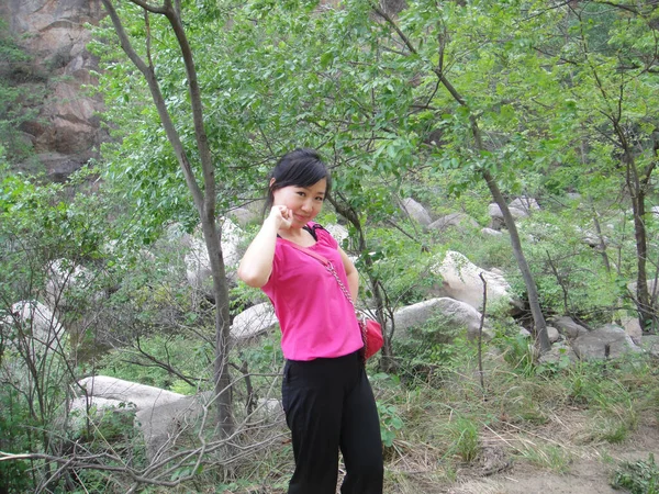 中国北京都酒谷森林里的一个女孩 — 图库照片