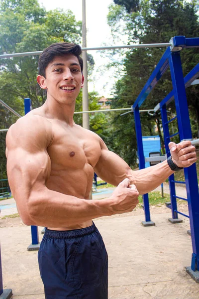 Young Shirtless Athletic Man Exercising Park — Stock Photo, Image