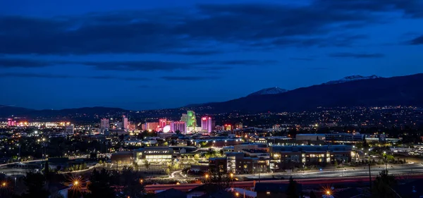 Podświetlany Widok Miasto Wysokimi Budynkami Górami Tle Reno — Zdjęcie stockowe