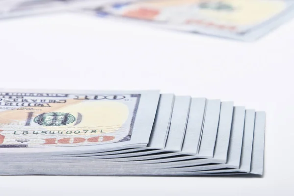 Eine Nahaufnahme Eines Stapels Amerikanischer Hundert Dollar Auf Weißem Hintergrund — Stockfoto