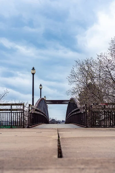 Pionowe Ujęcie Zardzewiałego Starego Żelaznego Mostu Torach Kolejowych — Zdjęcie stockowe