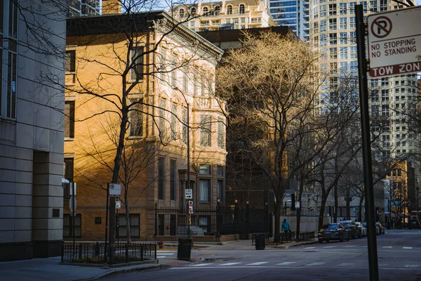 シカゴの街の建物の朝の光と影の美しいショット — ストック写真