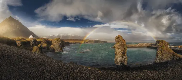 Zlanda Bulutlu Gökyüzünün Altında Kayalar Gökkuşağı Ile Panoramik Deniz Manzarası — Stok fotoğraf