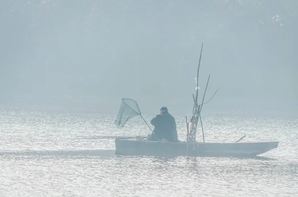 Рибалка Дерев Яному Човні Озері Оточена Першим Ранковим Туманом Осіннім — стокове фото