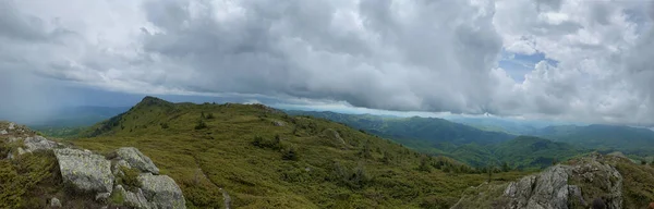 Hermoso Panorama Verdes Colinas Montañas Campo Bajo Cielo Nublado —  Fotos de Stock