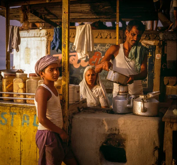 Peuple Indien Debout Stand Nourriture Dans Ville Varanasi Inde — Photo