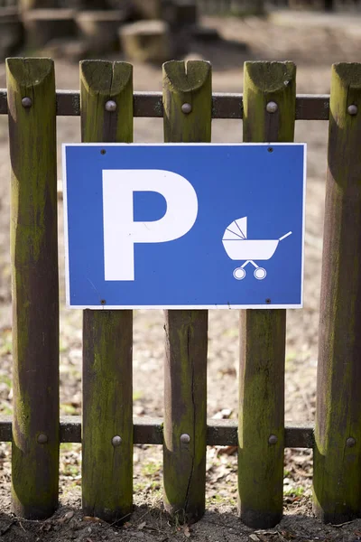 Segno Blu Informazioni Parcheggio Icone Passeggino Una Recinzione Legno — Foto Stock