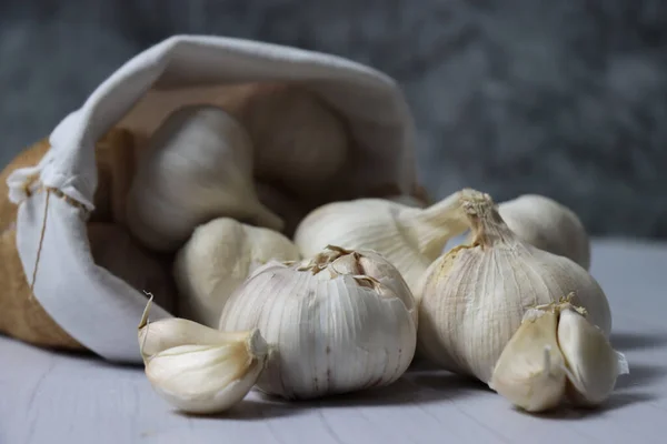 Tiro Close Garlics Uma Mesa Madeira — Fotografia de Stock