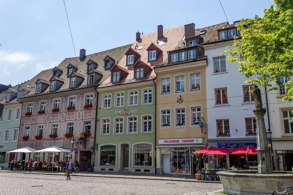 Egy Csoport Ember Áll Ruhaboltok Előtt Gyönyörű Épületek Alatt Freiburgban — Stock Fotó