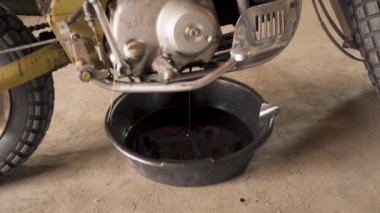 Küçük bir motor yağı değişimi.