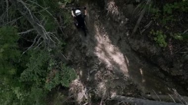 Kanada ormanında bisiklet süren bir adam.