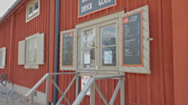 Penceredeki küçük bir Cafe menüsünün yakın plan HD görüntüsü.