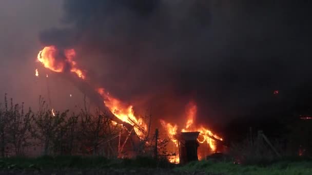 德国一场大火中燃烧的金属设备的特写 — 图库视频影像