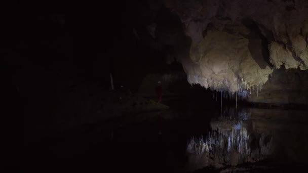 Eksploracja Jaskini Podziemnego Jeziora Przez Grupę Jaskiniowców Południowej Asmanii — Wideo stockowe