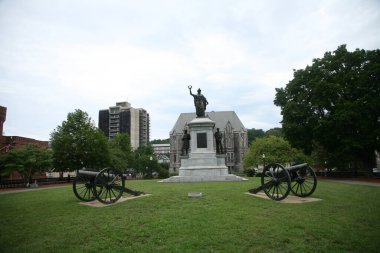 Park Fitchburg Anıtı 'ndaki Massachusetts Cannons heykelinin güzel bir manzarası.
