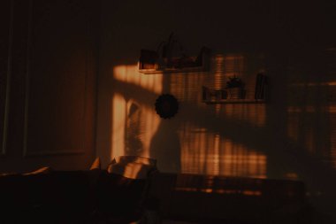 Duvarda güzel bir gün batımı manzarası ve bir saat.