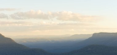 Sydney, Avustralya 'daki Mavi Dağlar' ın uzak bir ateşi.