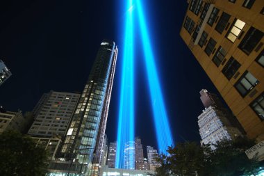 11 Eylül anıtsal mavi neon ışıkları ve NYC binalarının alçak açılı görüntüsü