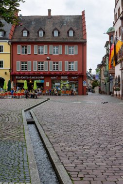 Freiburg, Almanya ve Avrupa şehir merkezindeki tipik tarihi binaların dış görünüşü