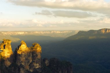 Gün batımında mavi dağların güzel bir görüntüsü..