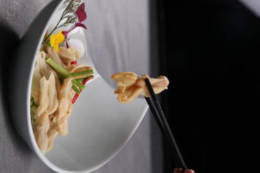 Restoranlarda Çin mutfağının fotoğraflarını çekmek için uygun.