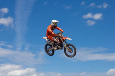 Gaildorf, Almanya 'da motosiklet pistinde bir motosikletli.
