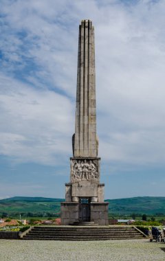 Gökyüzüne karşı Closca si Crisan kulesi Obeliscul lui Horea dikey görüntüsü. Alba Iulia, Romanya.
