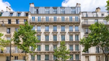Paris, eski binalar Rue de Lyon, tipik cepheler ve pencereler