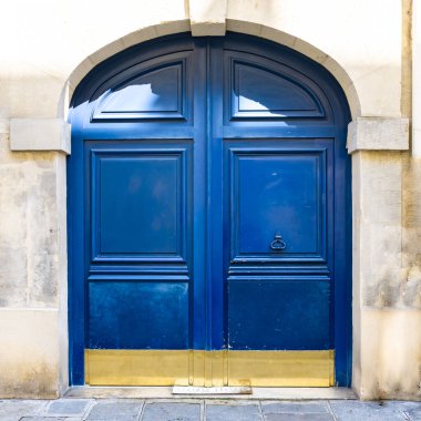 Paris, eski mavi ahşap bir kapı, tipik bir merkez bina.