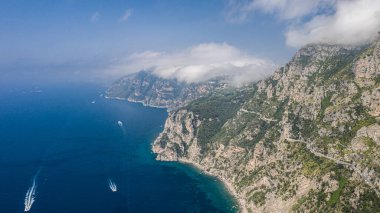İtalya, Avrupa 'daki Positano sahili panoraması, yazın insansız hava aracı tarafından çekilen fotoğraflar.