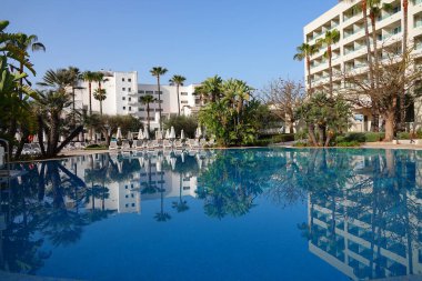 Görüntü Hipotel Said 'in havuz alanını gösteriyor. Cala Millor' da, Mallorca 'da Nisan 2022.