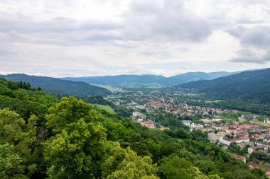Yeşil dağlarla çevrili Freiburg şehrinin kuş bakışı görüntüsü. Almanya, Avrupa