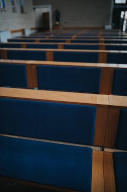 Eski mavi ahşap koltuklu bir oda.